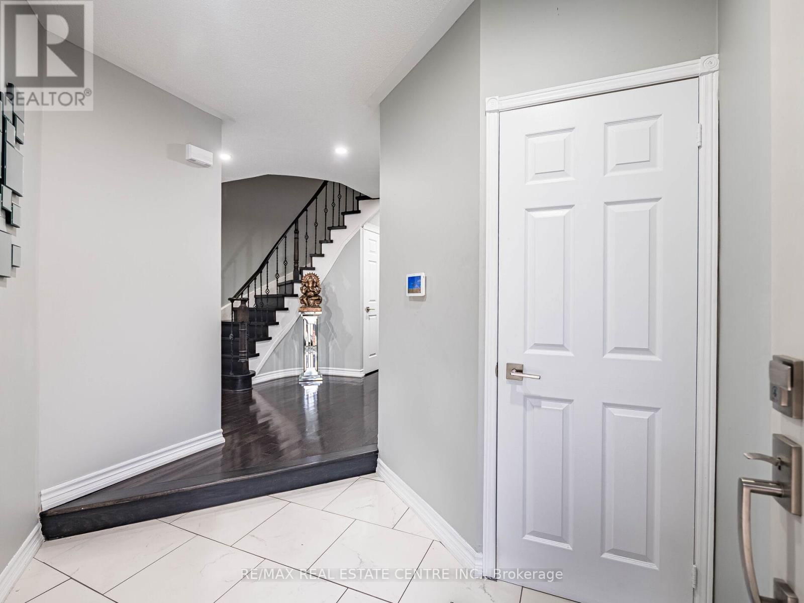 4 LORD SIMCOE DRIVE Image 4