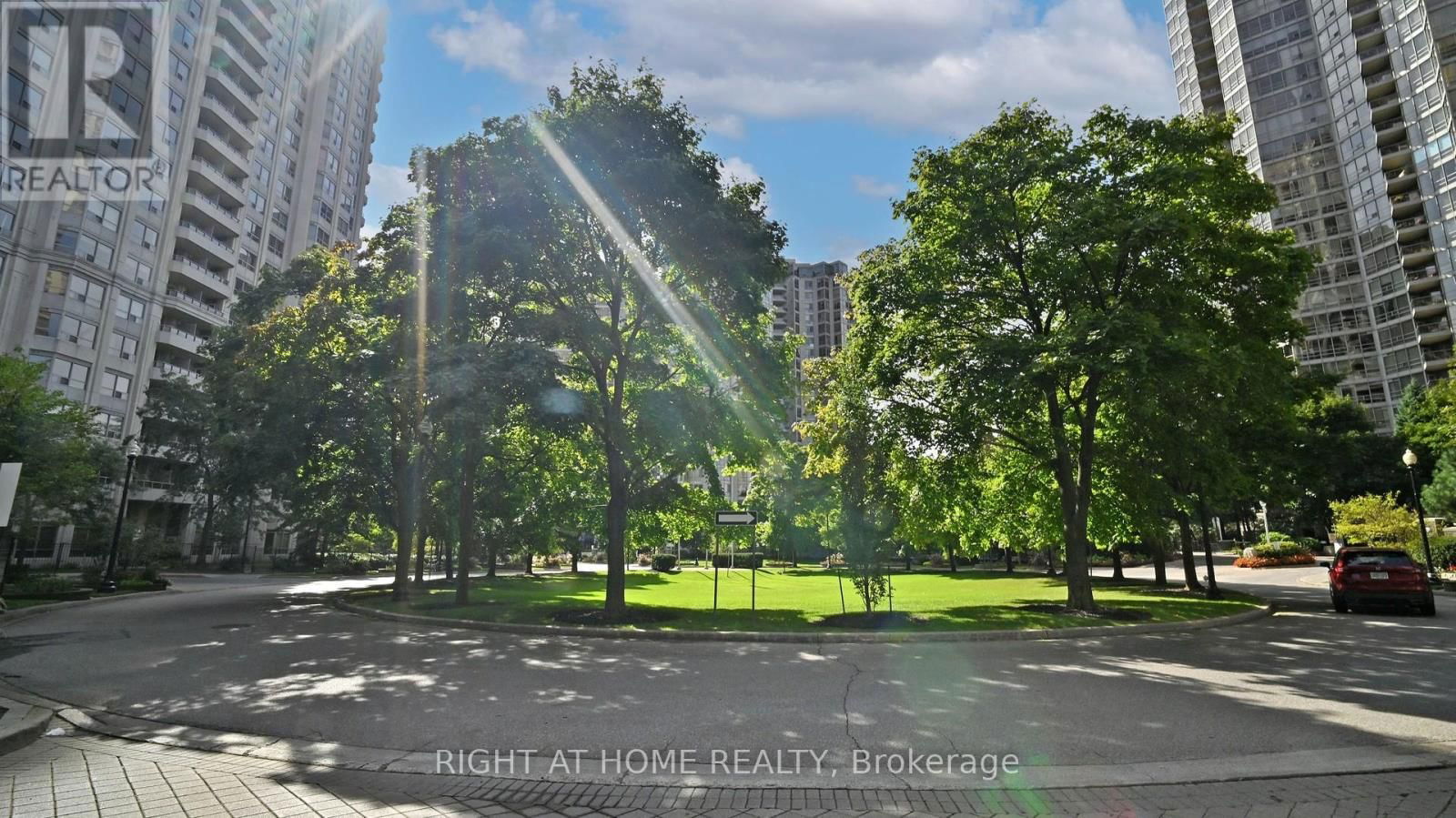 2108 - 35 KINGSBRIDGE GARDEN CIRCLE Image 1