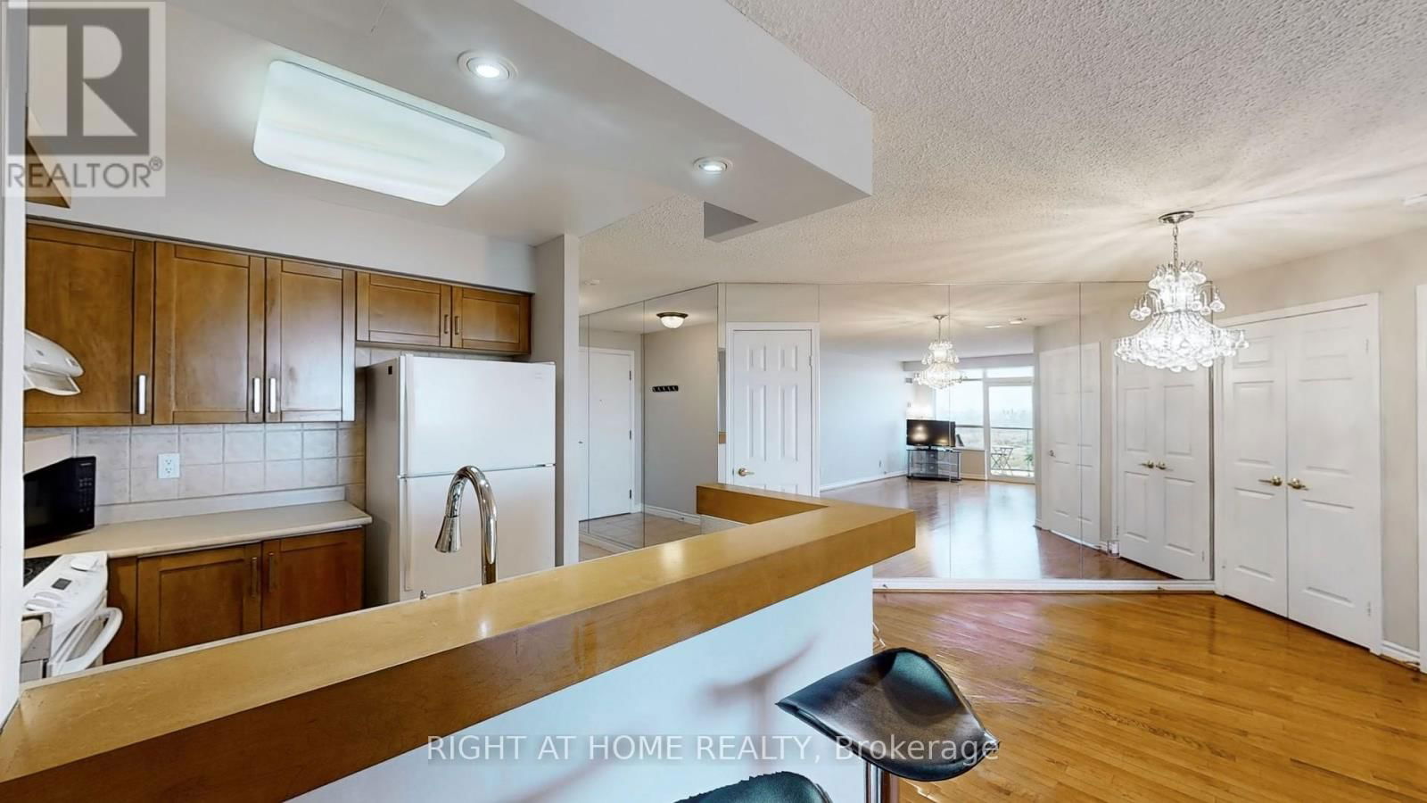 2108 - 35 KINGSBRIDGE GARDEN CIRCLE Image 14
