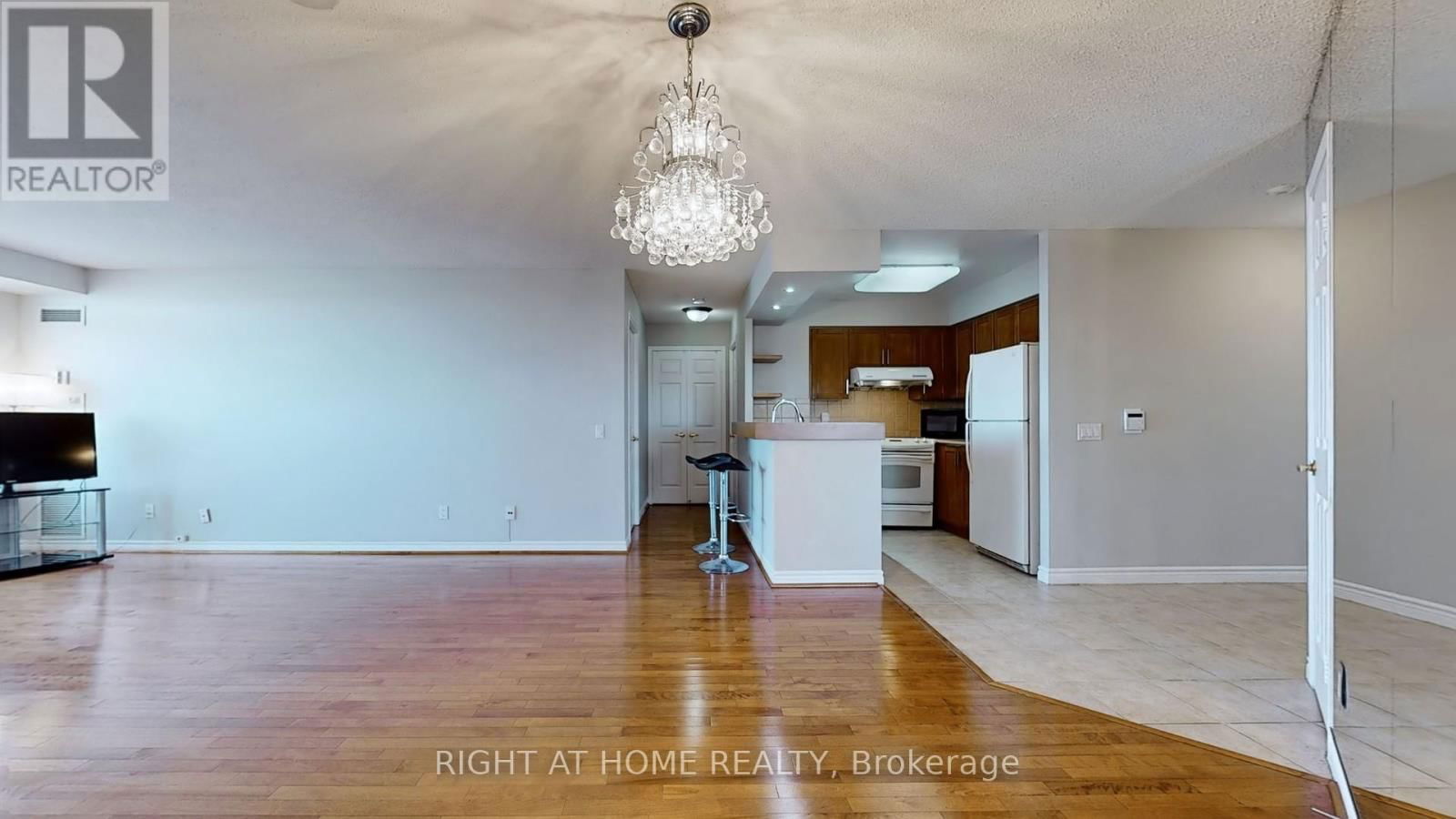 2108 - 35 KINGSBRIDGE GARDEN CIRCLE Image 15