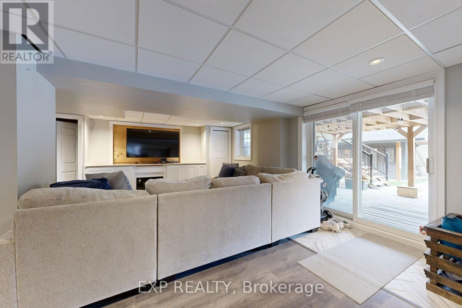 100 DELLS CRESCENT Image 24
