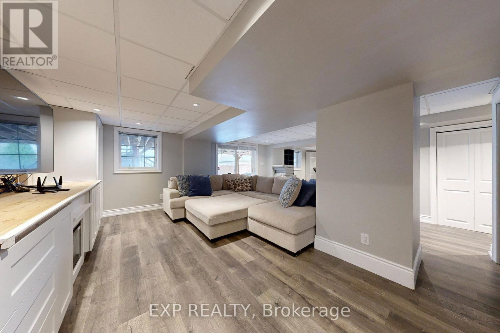 100 DELLS CRESCENT Image 28