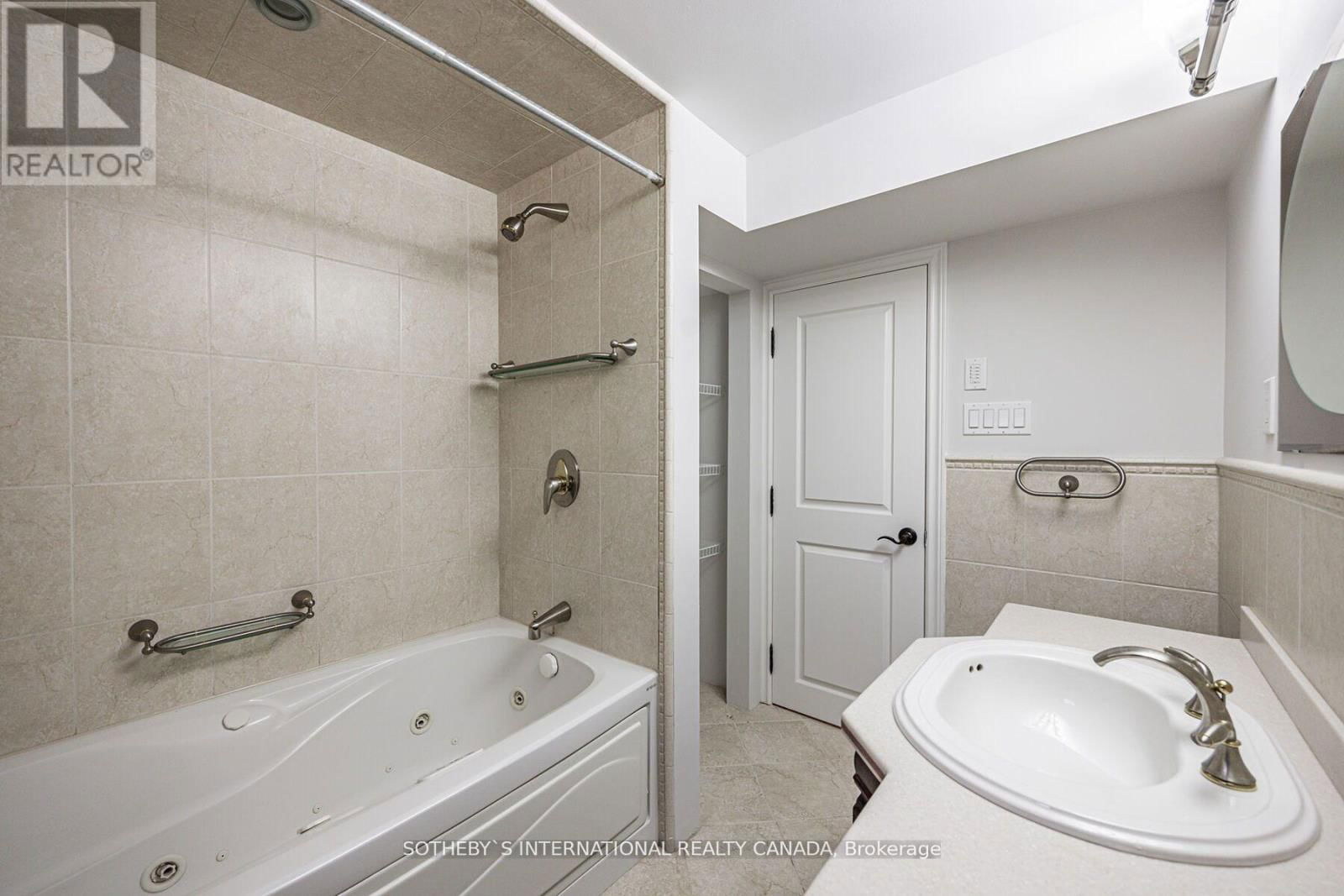 942 FLETCHER VALLEY CRESCENT Image 28