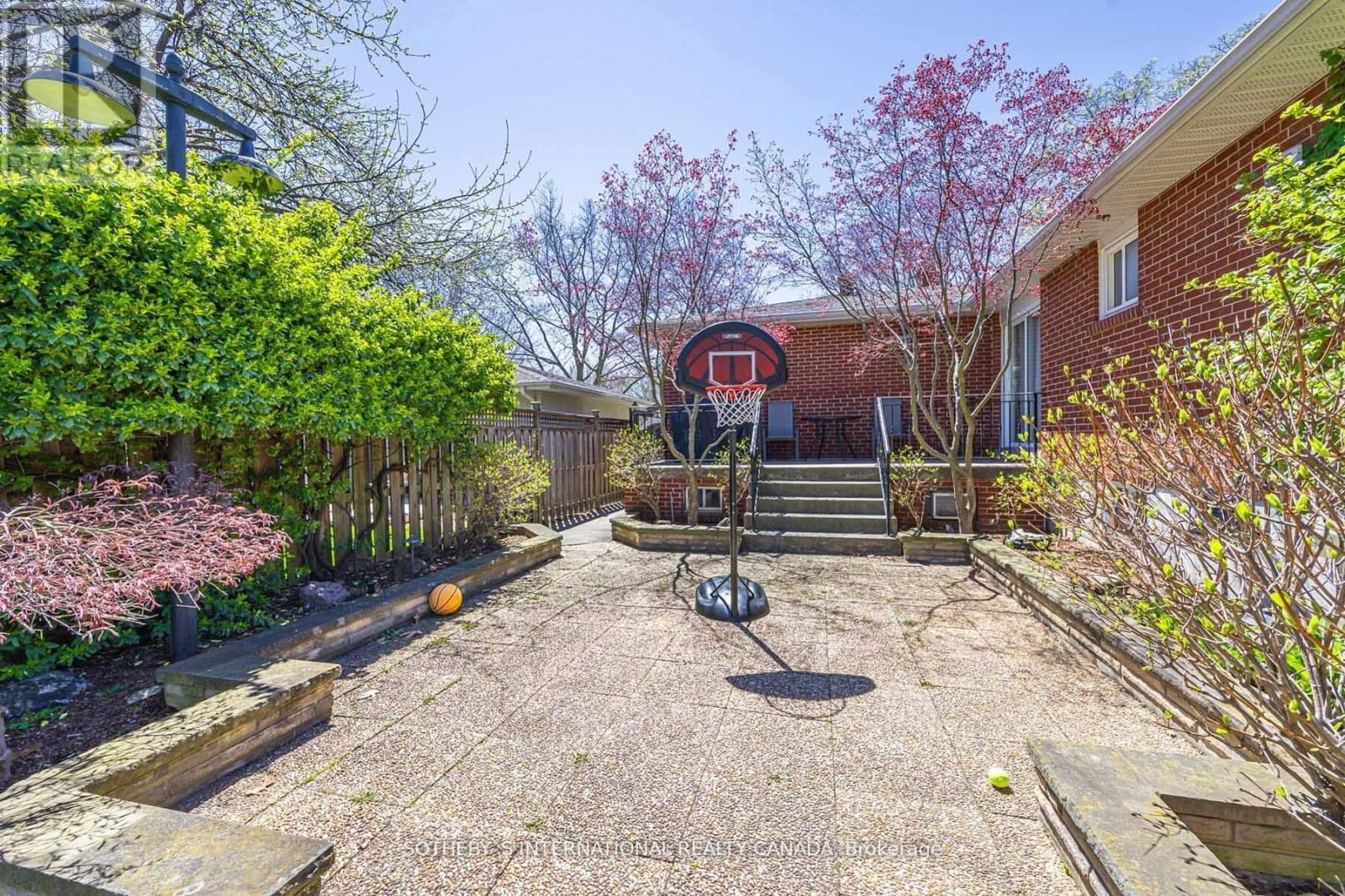 942 FLETCHER VALLEY CRESCENT Image 40
