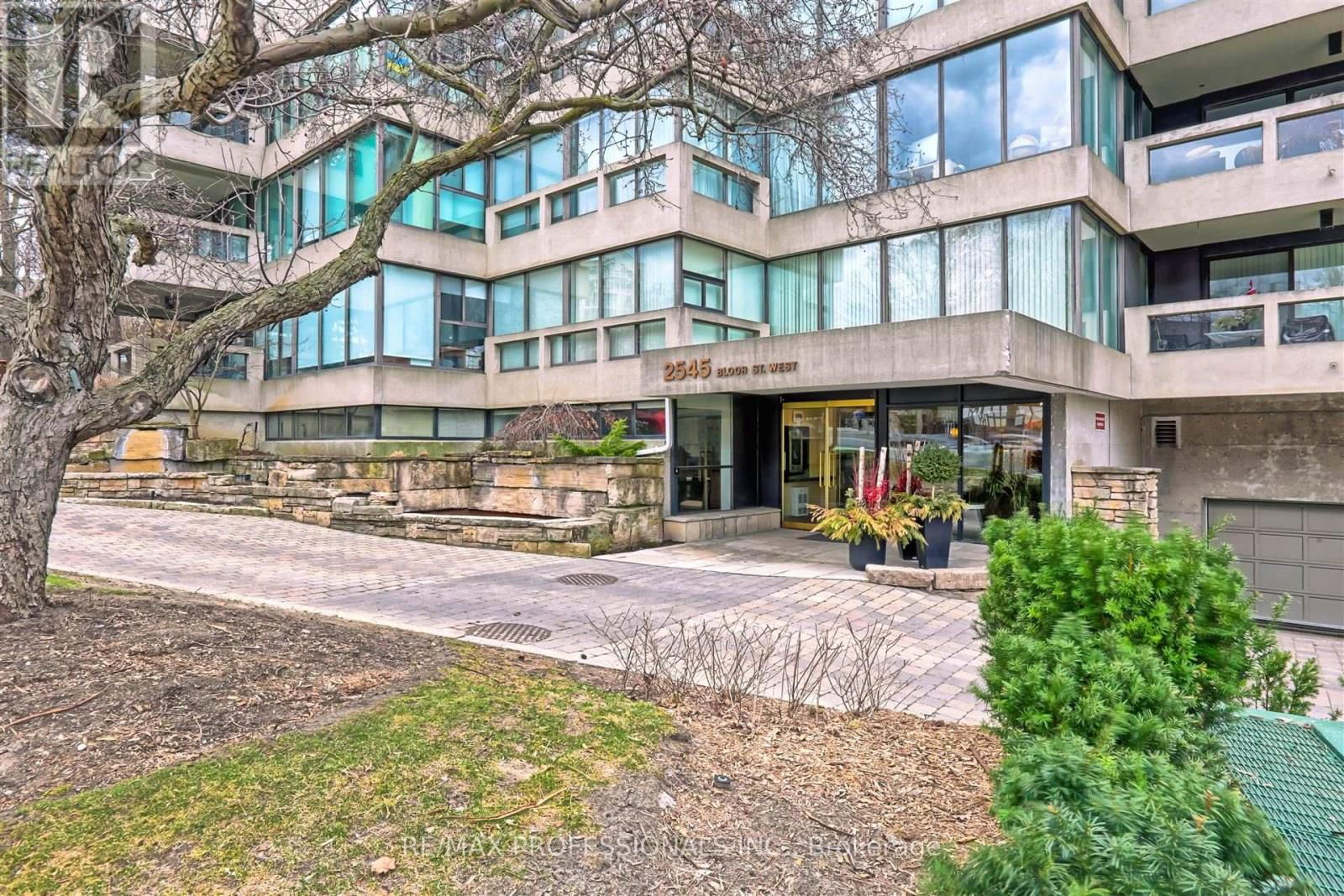 402 - 2545 BLOOR STREET WEST Image 2