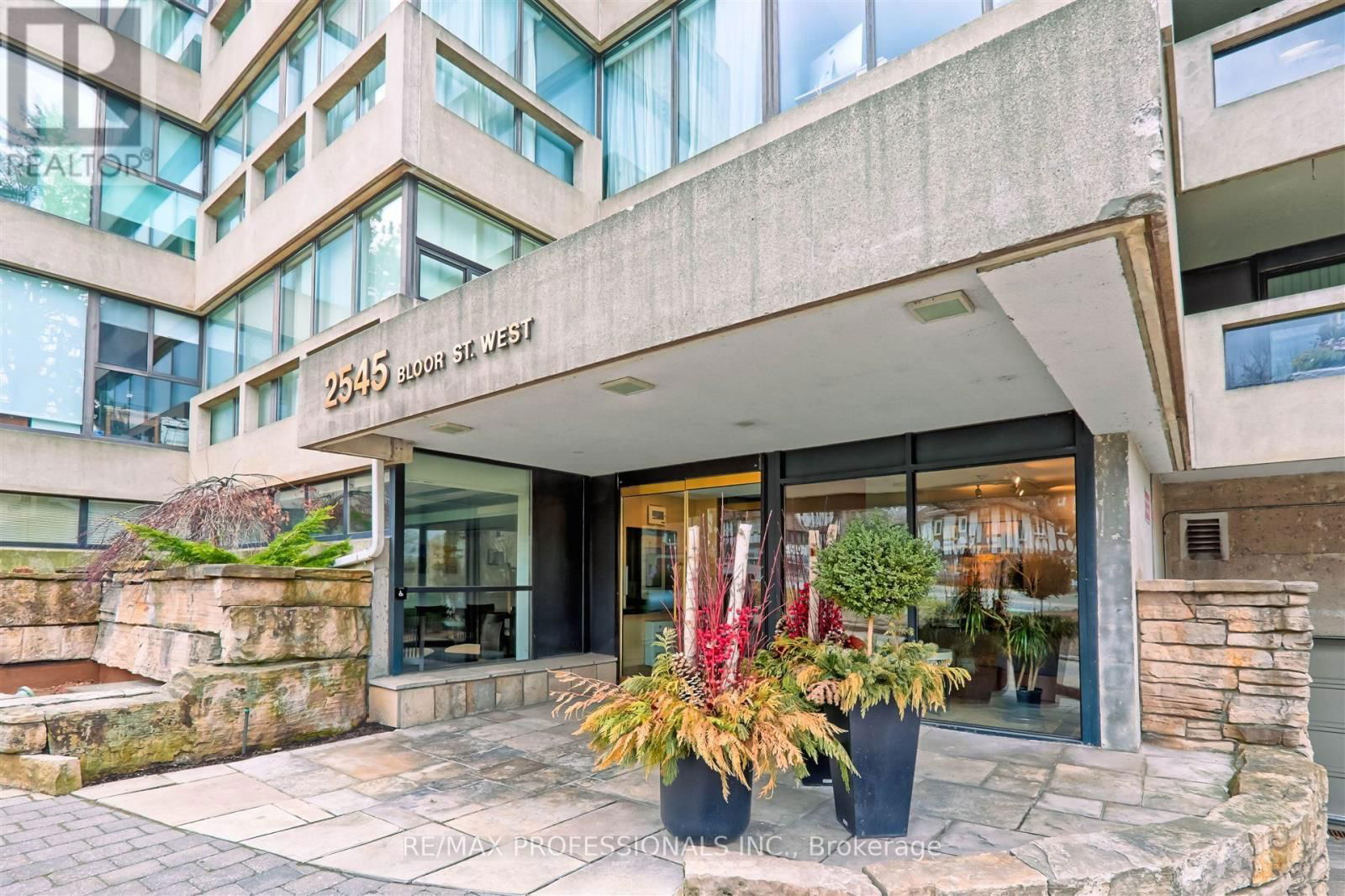 402 - 2545 BLOOR STREET WEST Image 3