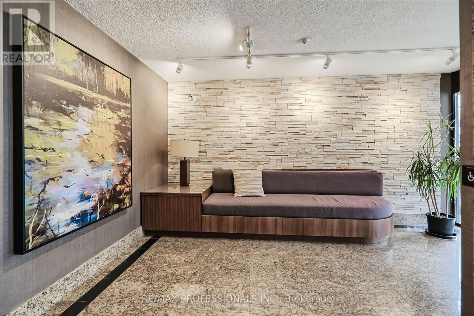 402 - 2545 BLOOR STREET WEST Image 4