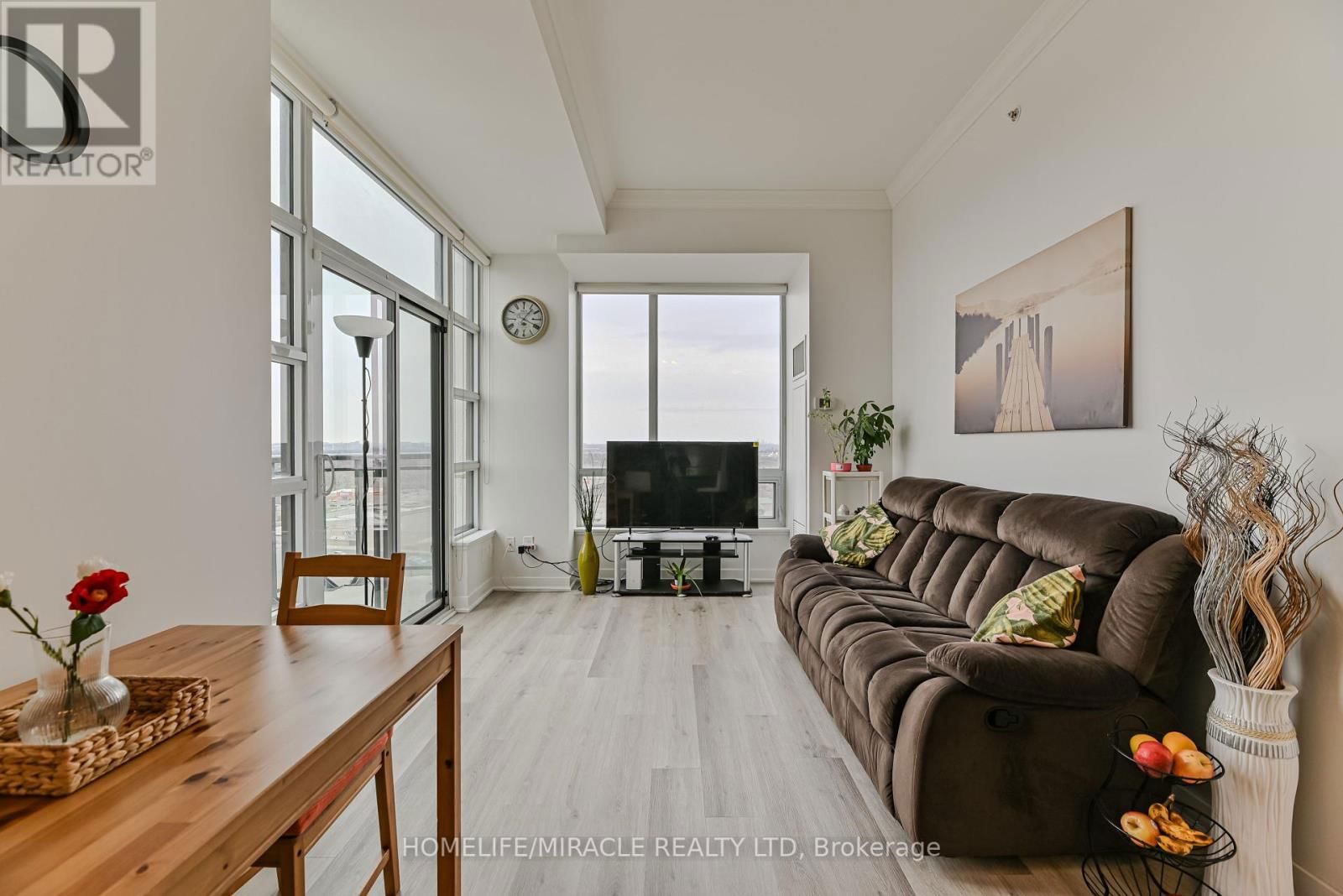 1609 - 840 QUEENS PLATE DRIVE Image 15