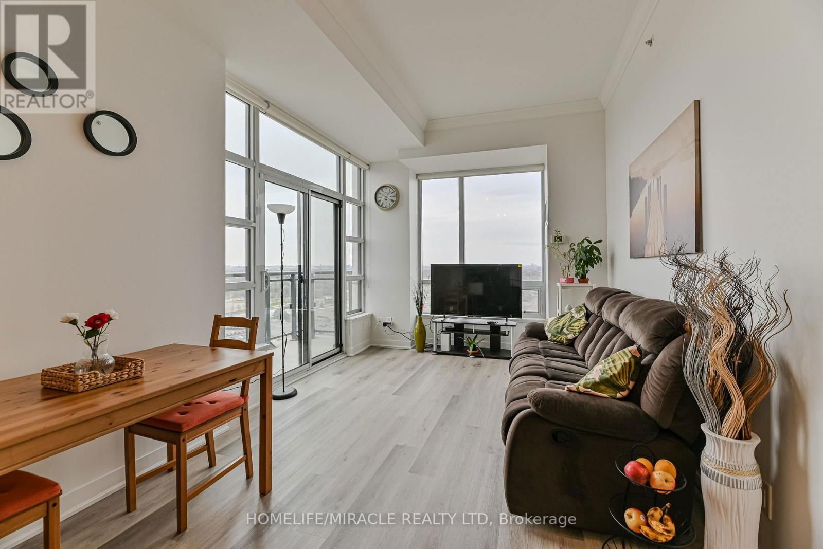 1609 - 840 QUEENS PLATE DRIVE Image 16