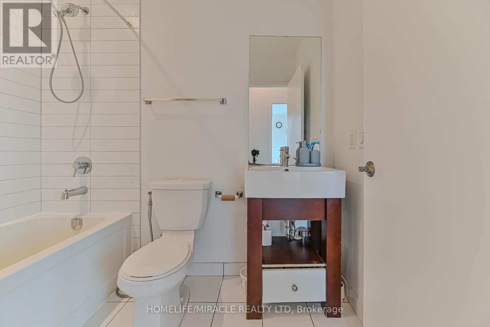1609 - 840 QUEENS PLATE DRIVE Image 23