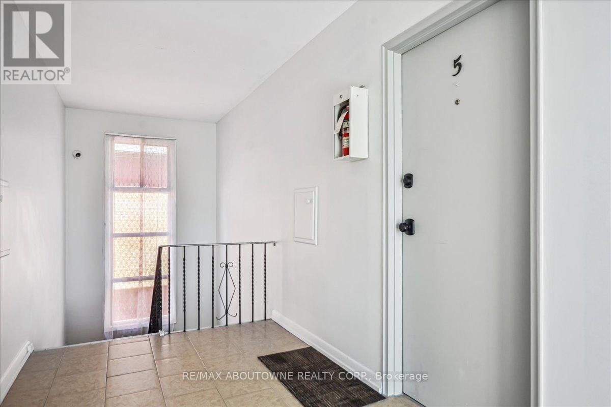5 - 2 WESLEY STREET Image 4