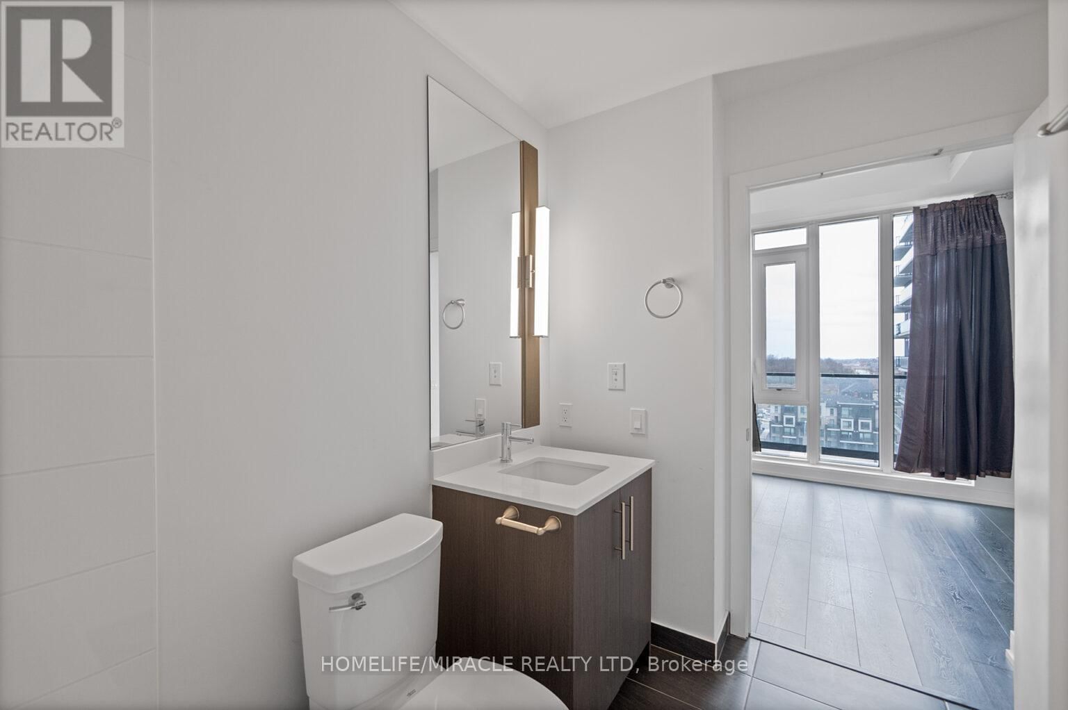 807 - 225 VETERANS DRIVE Image 17