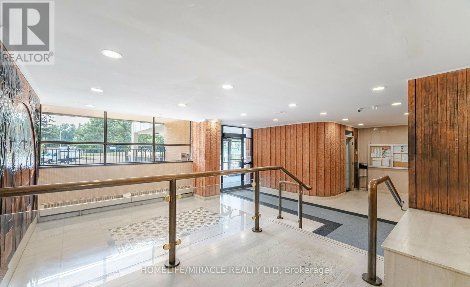 906 - 40 PANORAMA COURT Image 3