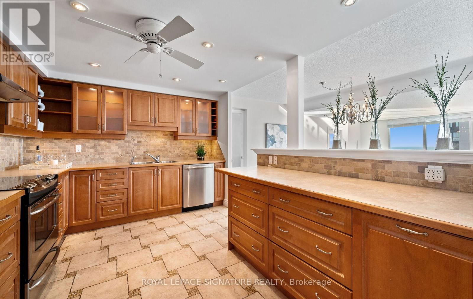 1508 - 2175 MARINE DRIVE Image 14