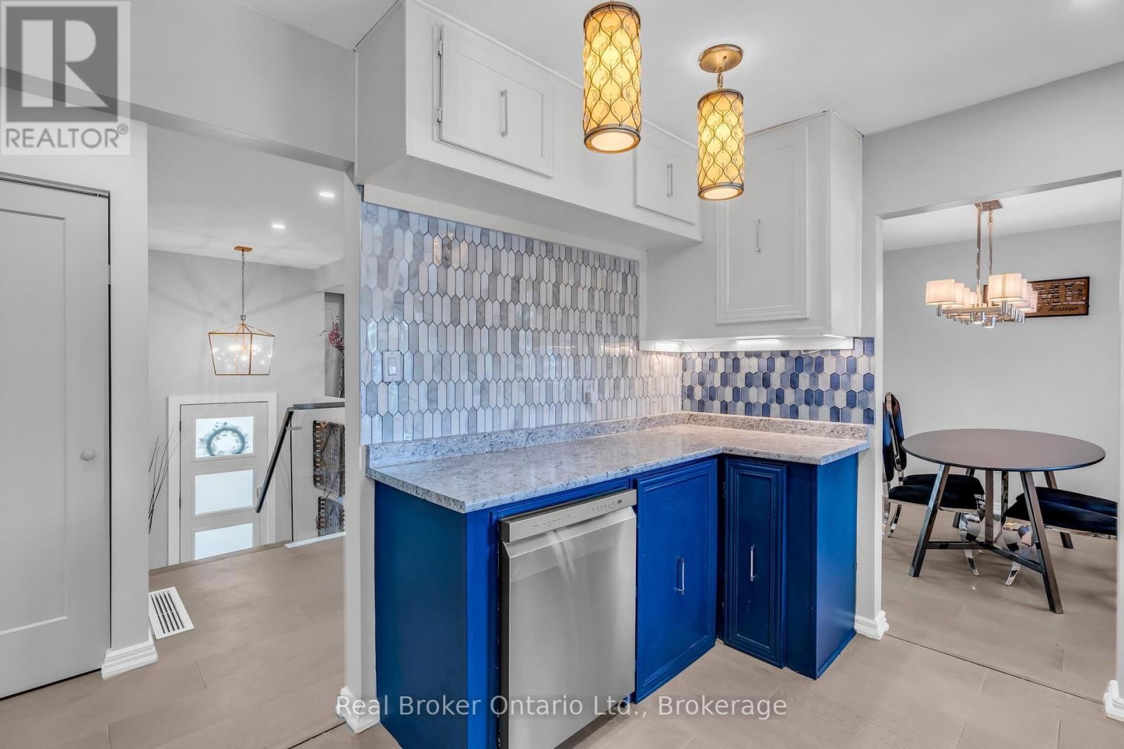 692 WOODVIEW ROAD Image 11