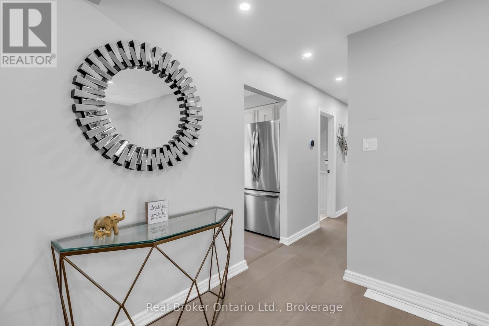 692 WOODVIEW ROAD Image 12