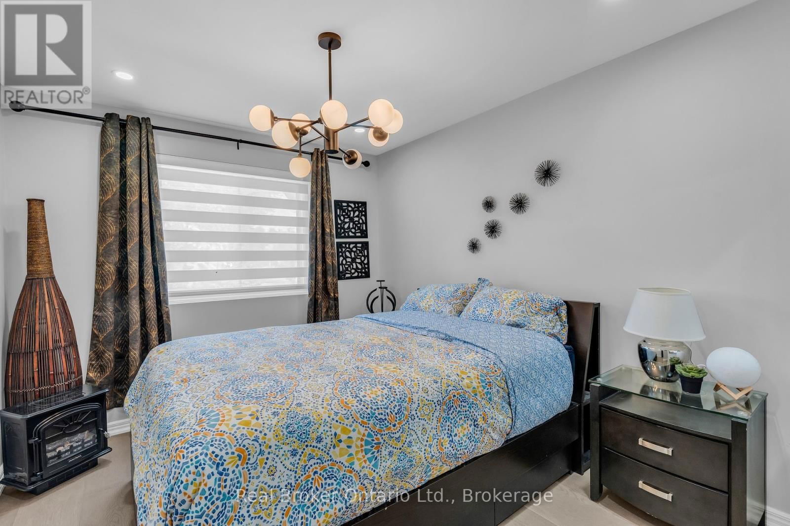 692 WOODVIEW ROAD Image 16