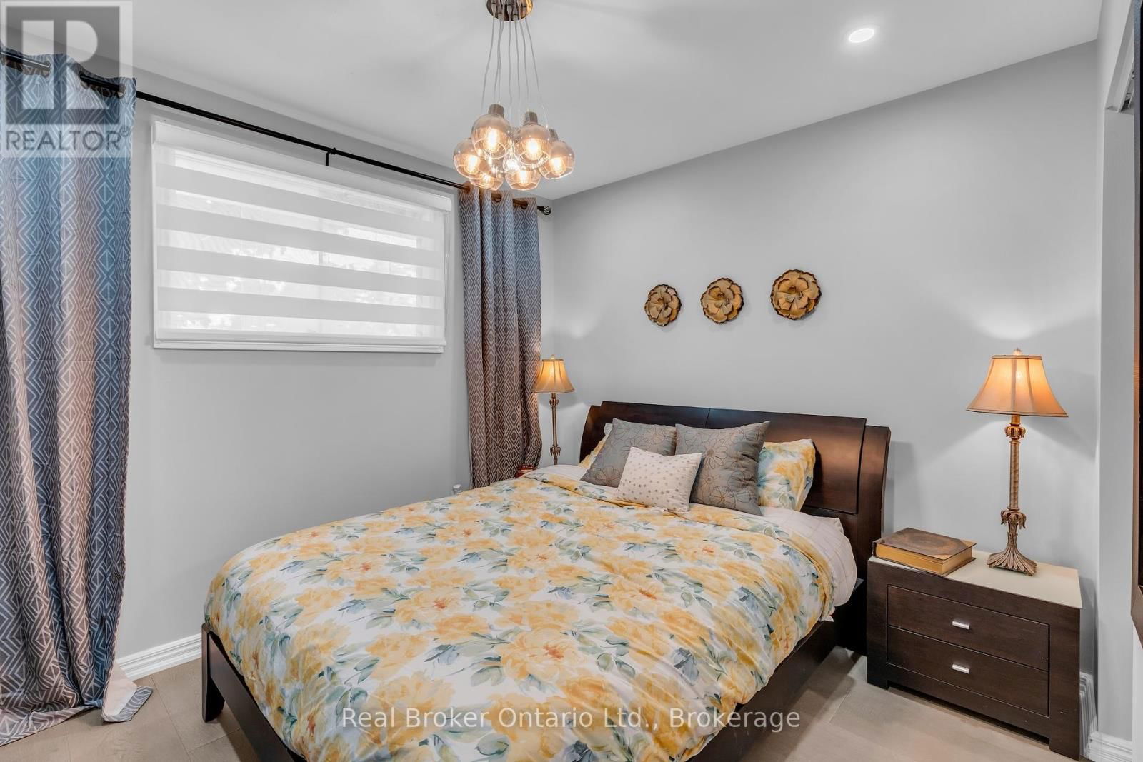 692 WOODVIEW ROAD Image 18