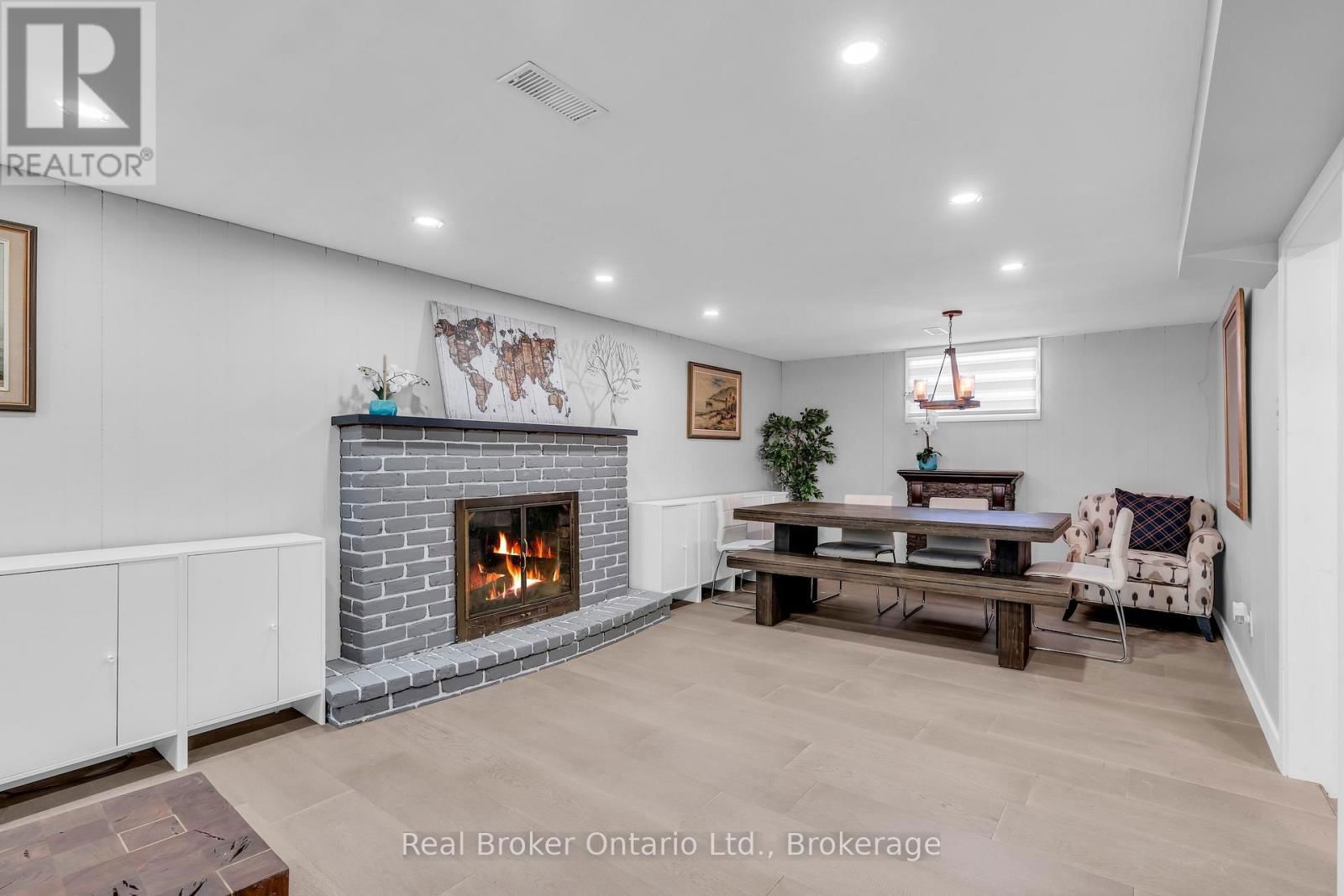 692 WOODVIEW ROAD Image 21