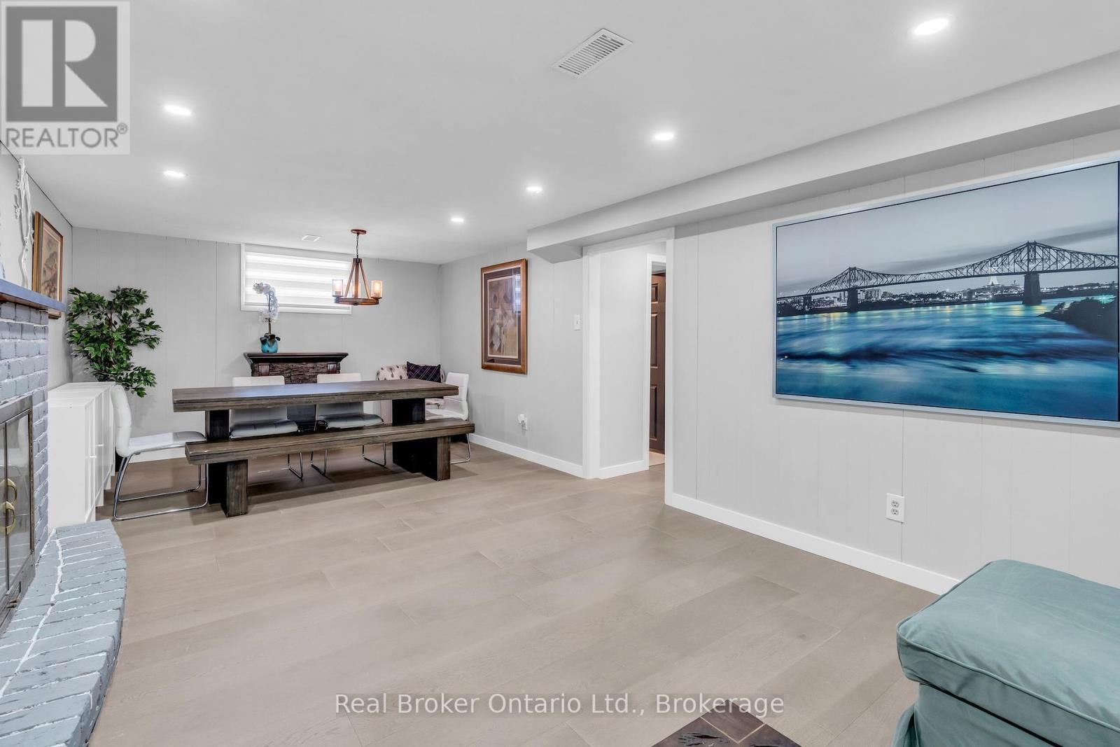 692 WOODVIEW ROAD Image 22