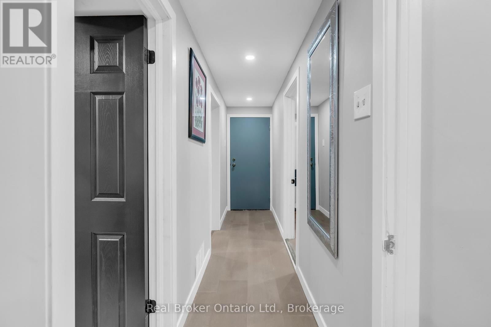 692 WOODVIEW ROAD Image 24
