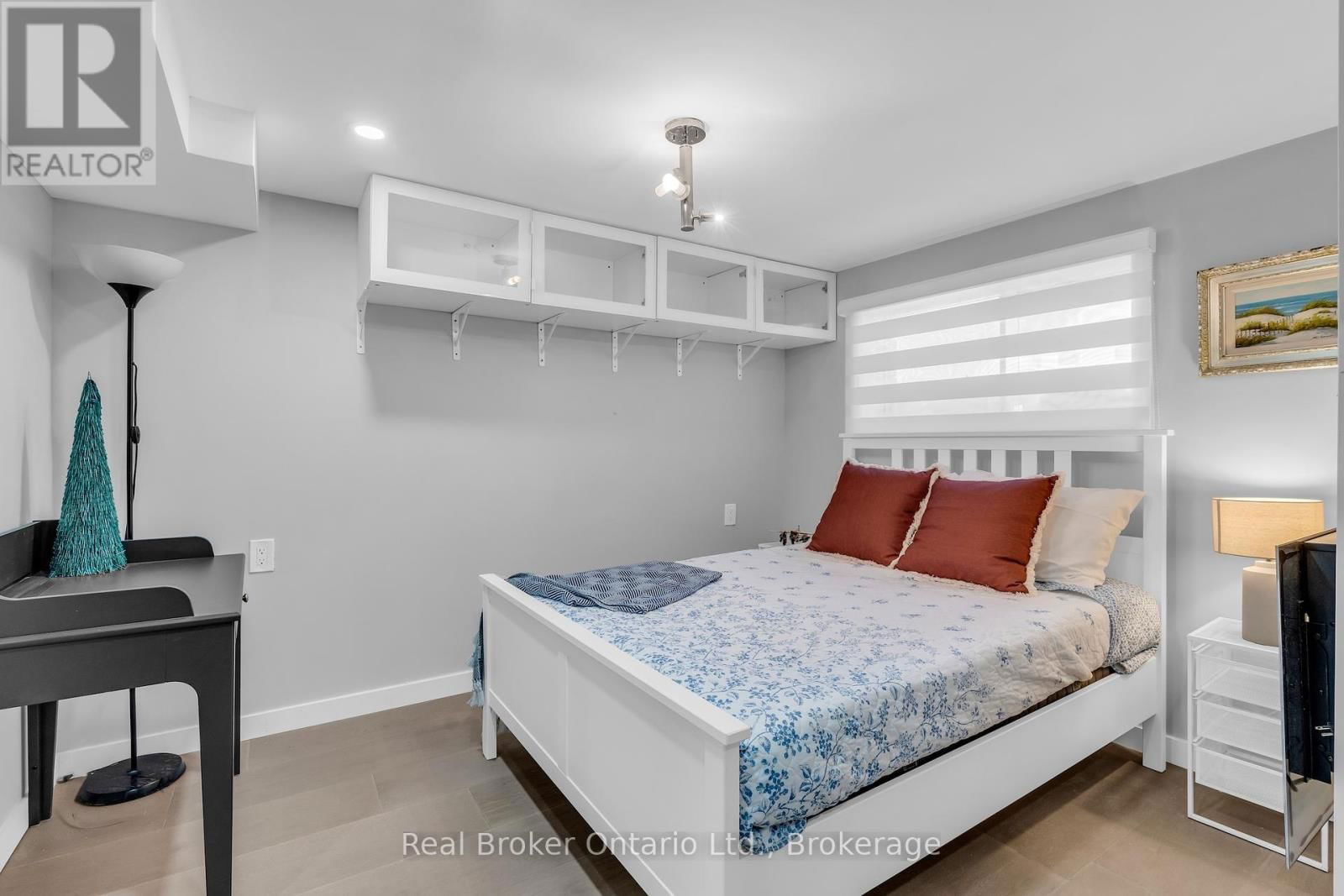 692 WOODVIEW ROAD Image 25