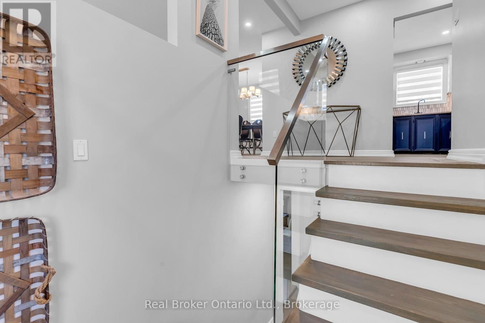 692 WOODVIEW ROAD Image 4