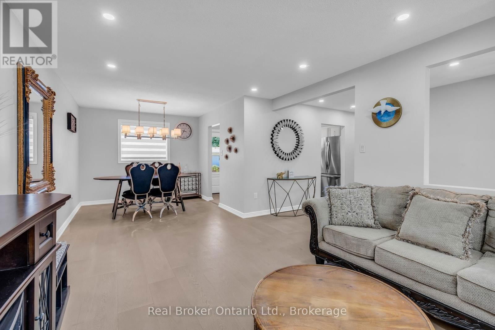 692 WOODVIEW ROAD Image 6