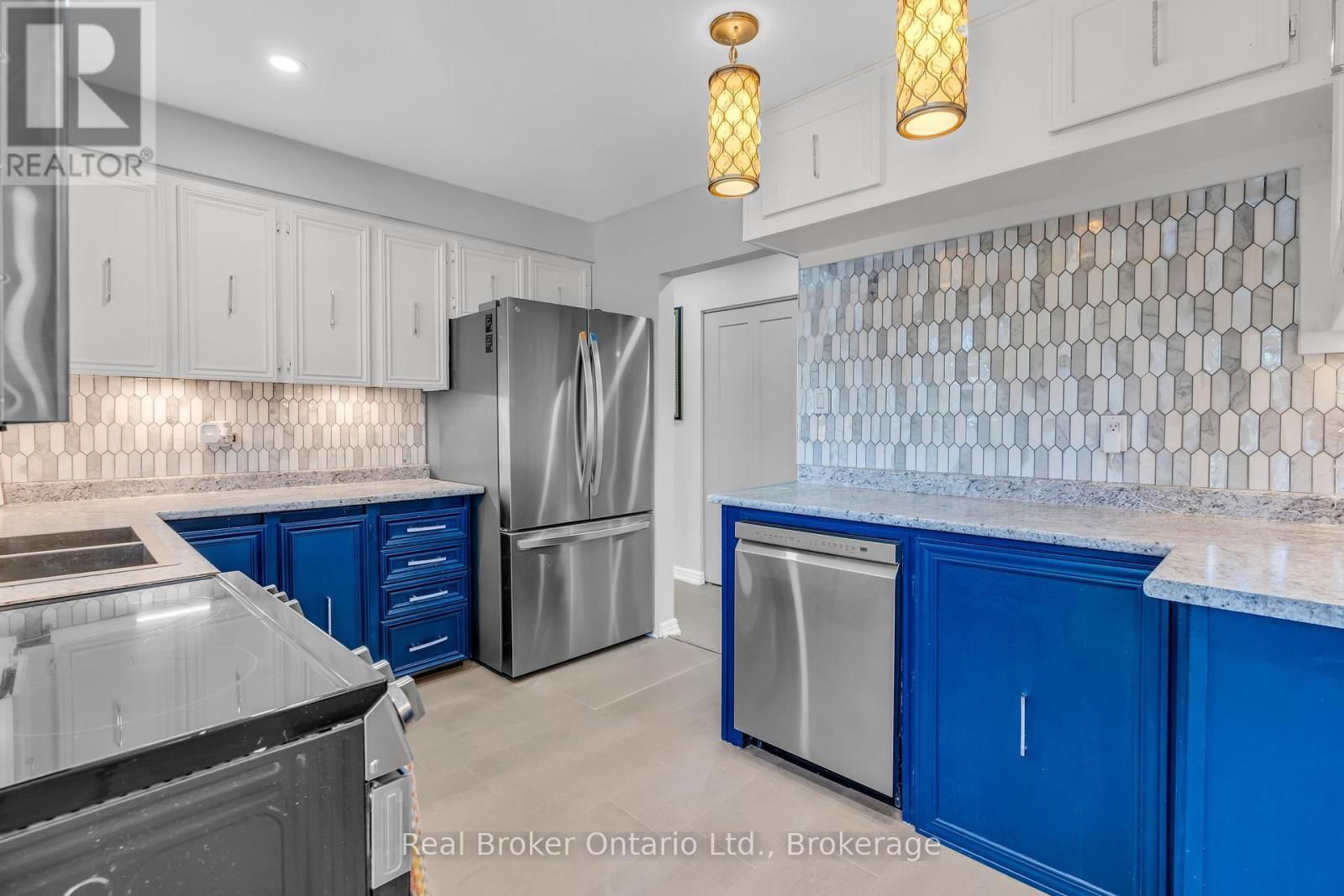 692 WOODVIEW ROAD Image 9