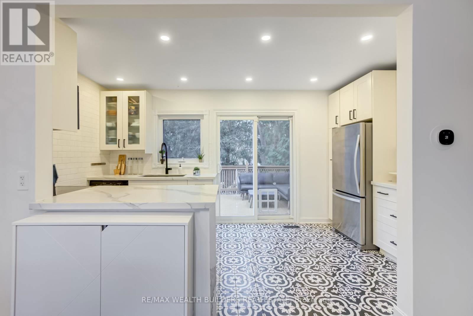 23 VAN STASSEN BOULEVARD Image 11