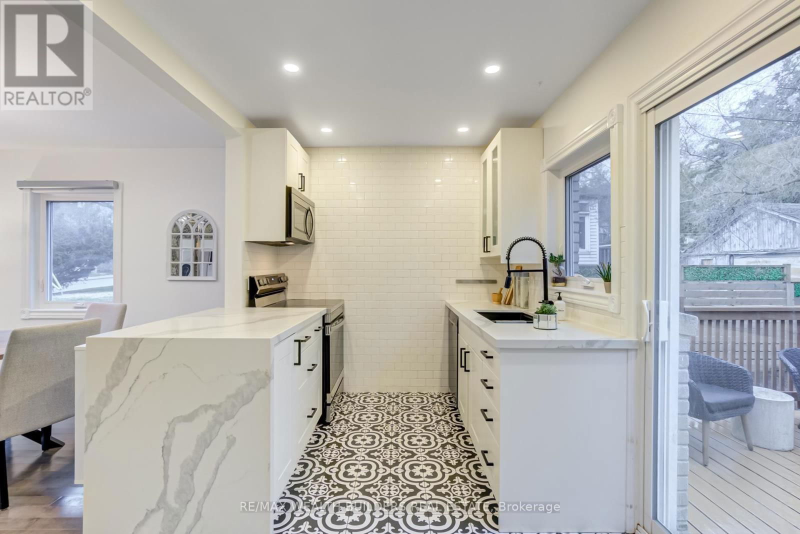 23 VAN STASSEN BOULEVARD Image 12