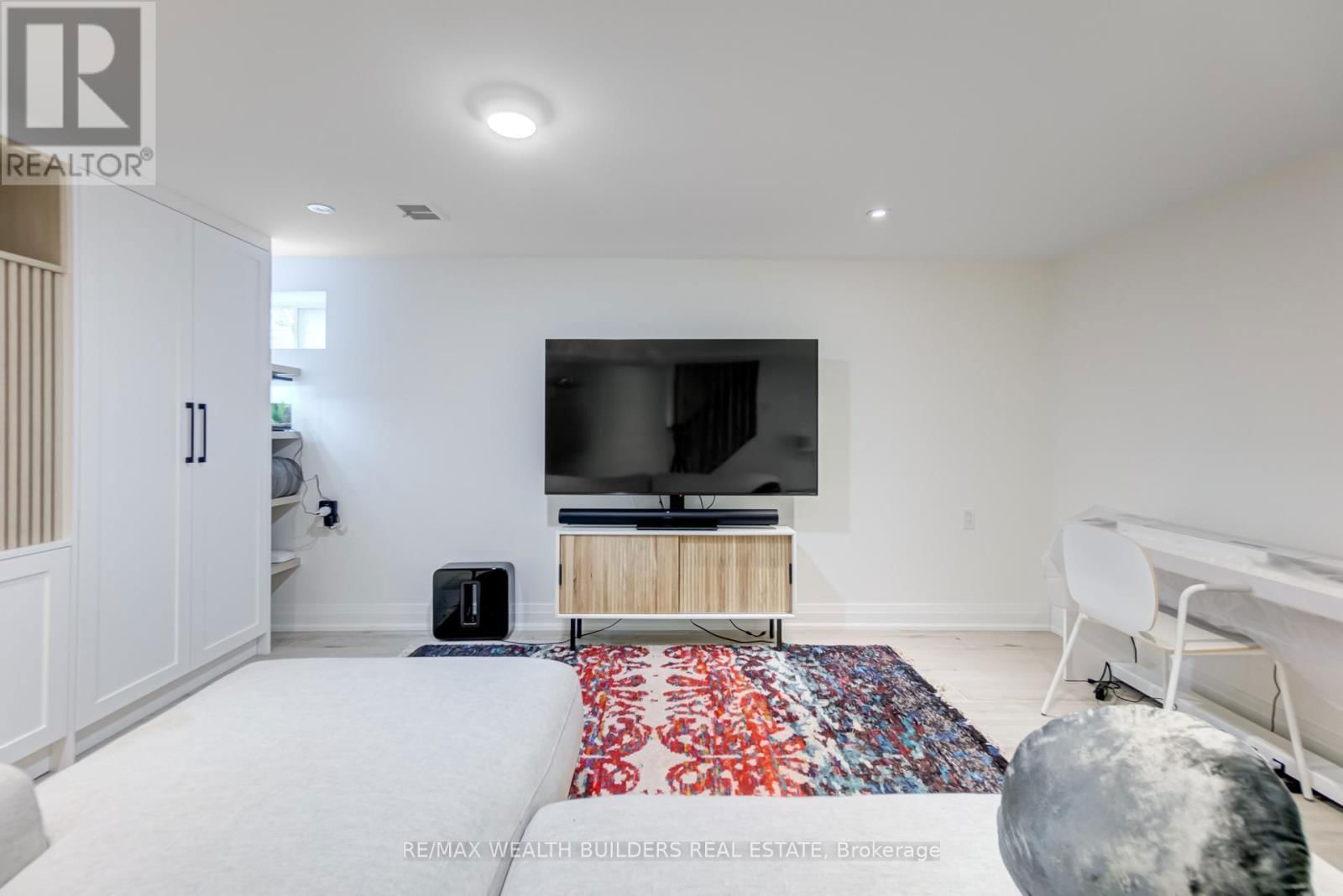 23 VAN STASSEN BOULEVARD Image 31