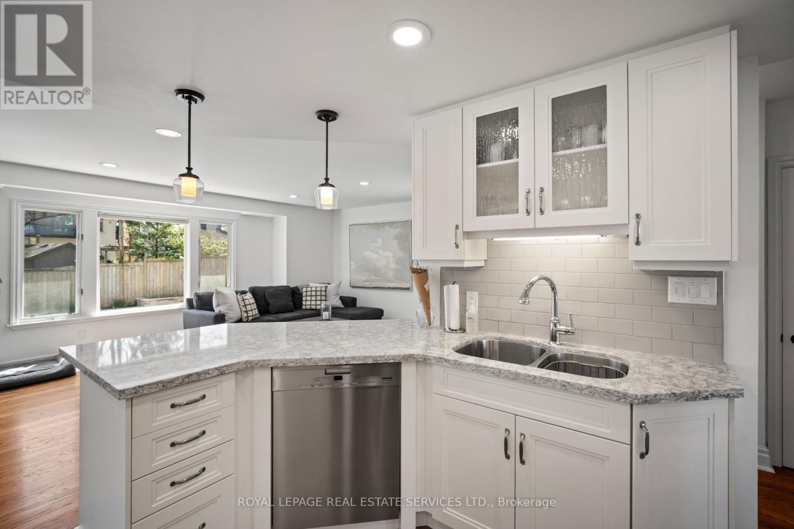 39 SOUTH KINGSLEA DRIVE Image 14