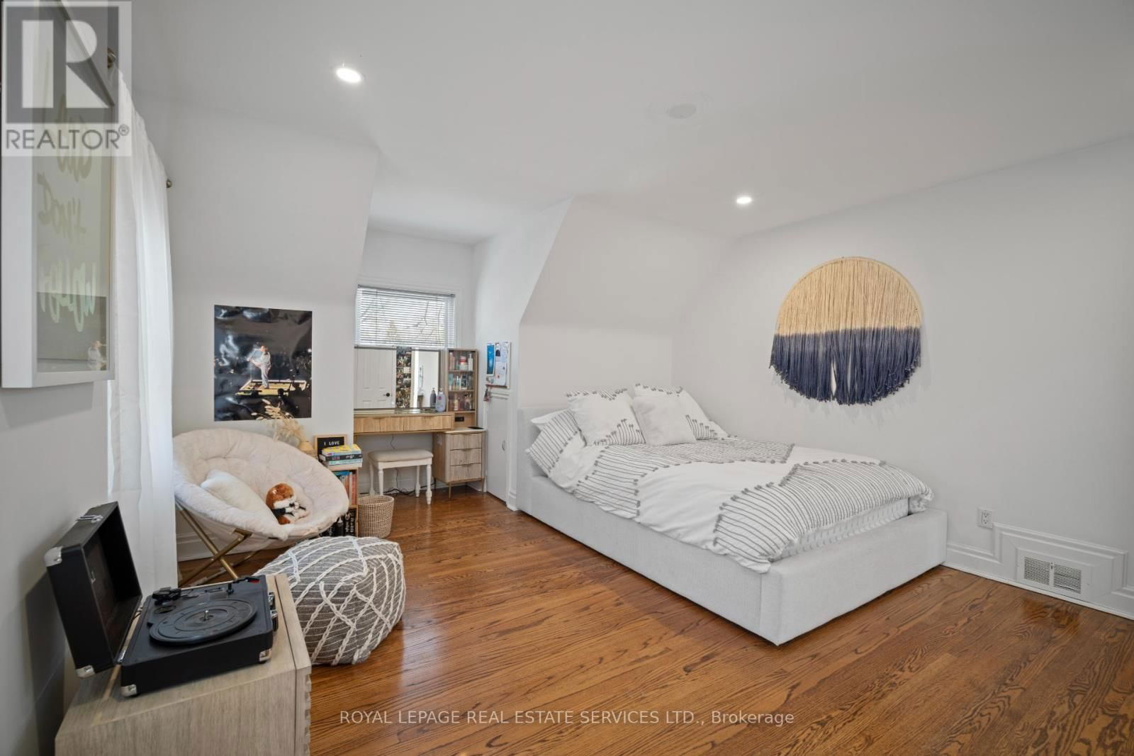39 SOUTH KINGSLEA DRIVE Image 31