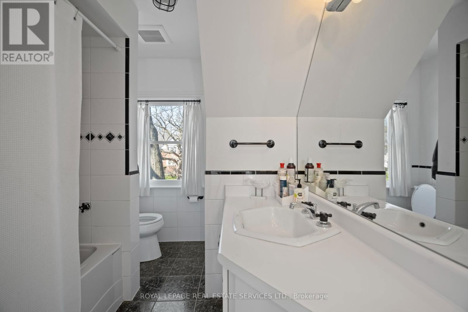 39 SOUTH KINGSLEA DRIVE Image 33