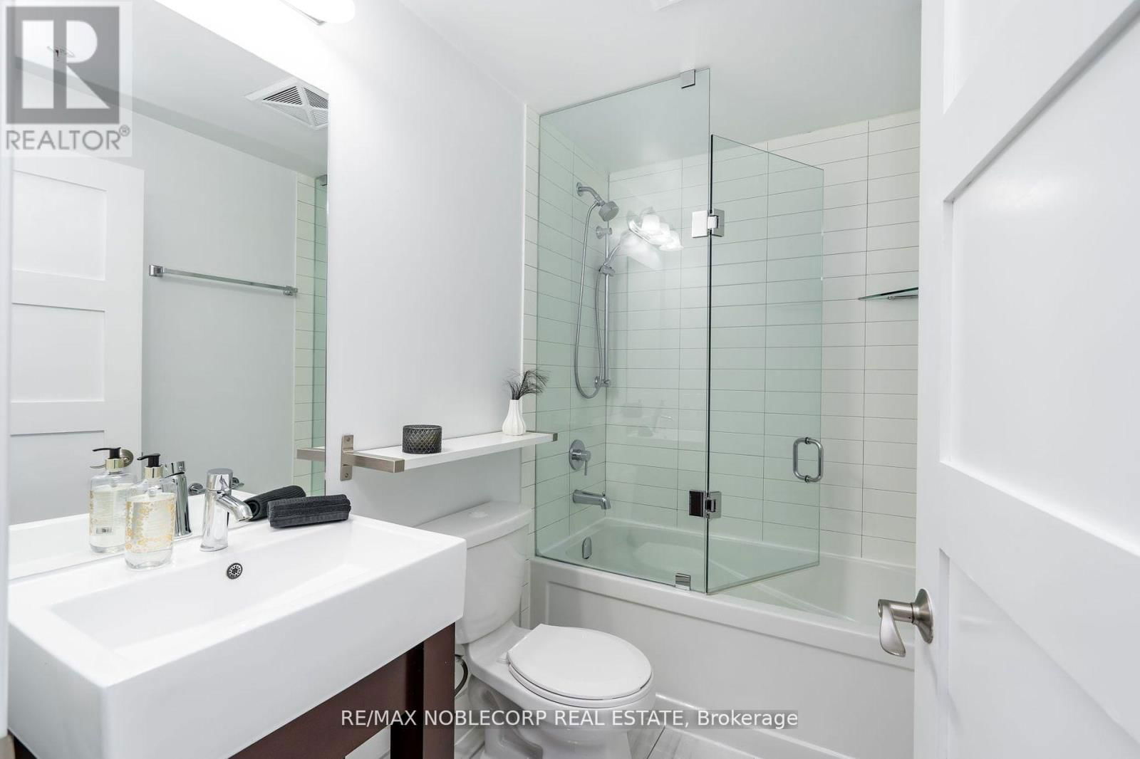 805 - 840 QUEENS PLATE DRIVE Image 10