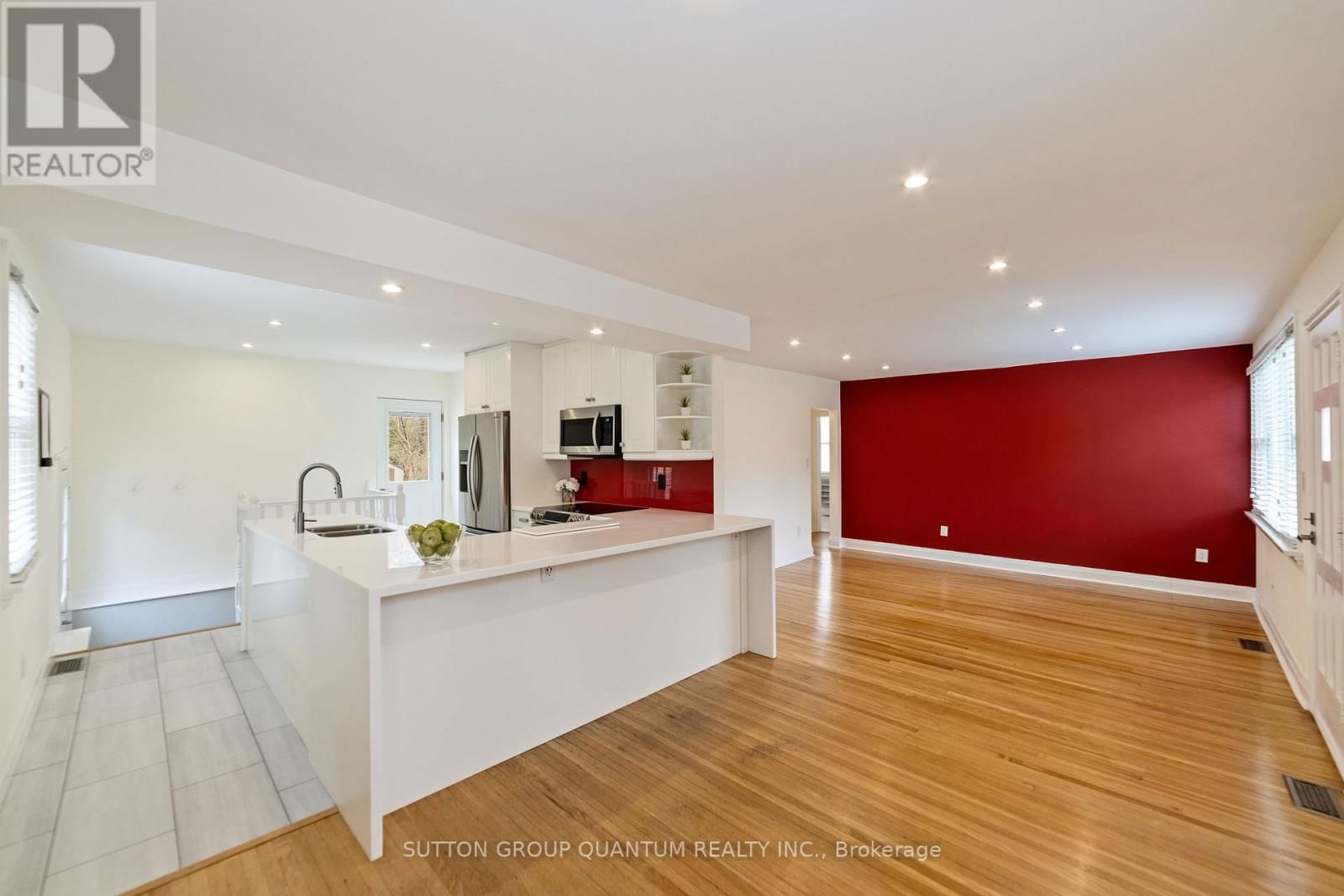407 QUEEN MARY DRIVE Image 12