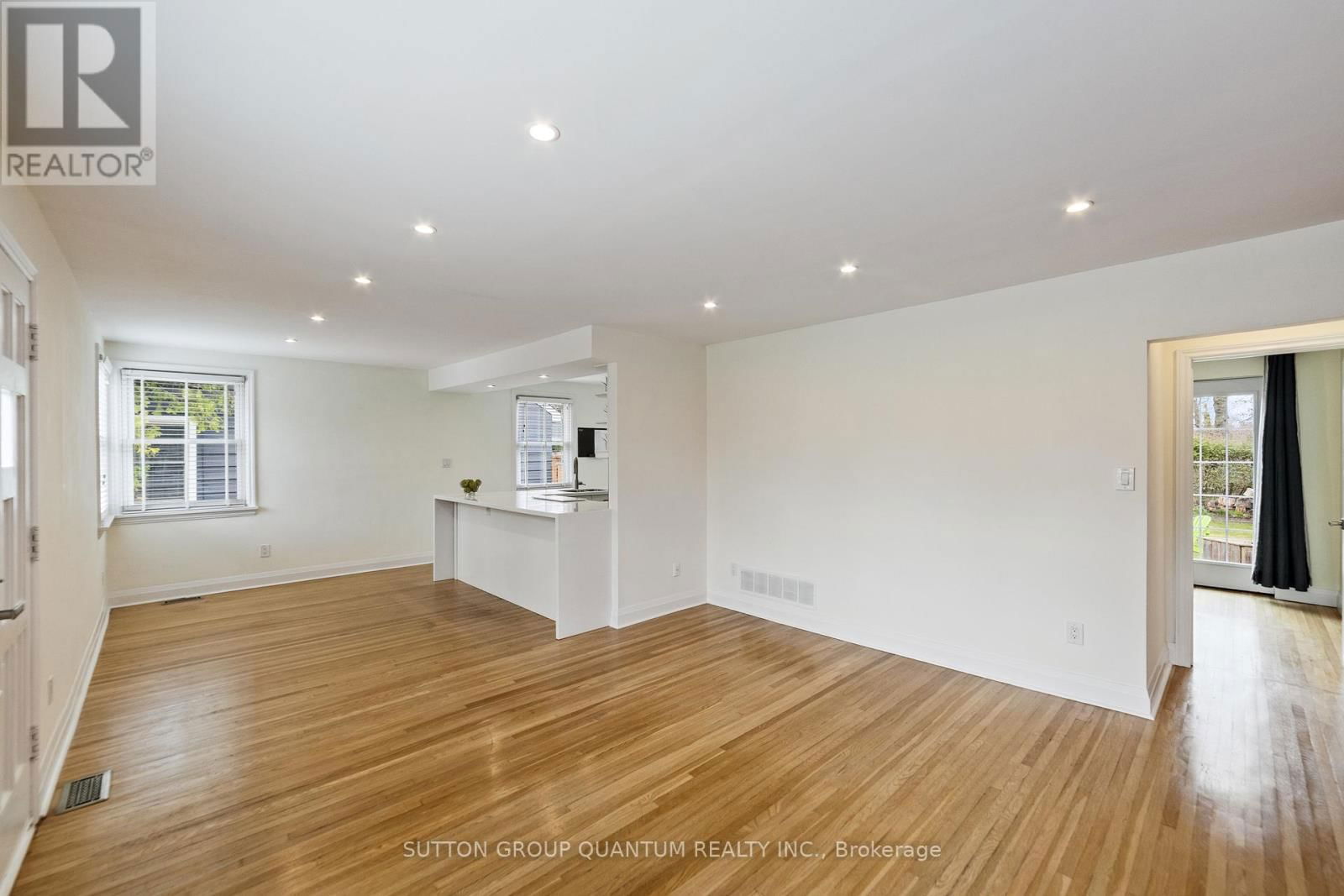 407 QUEEN MARY DRIVE Image 14