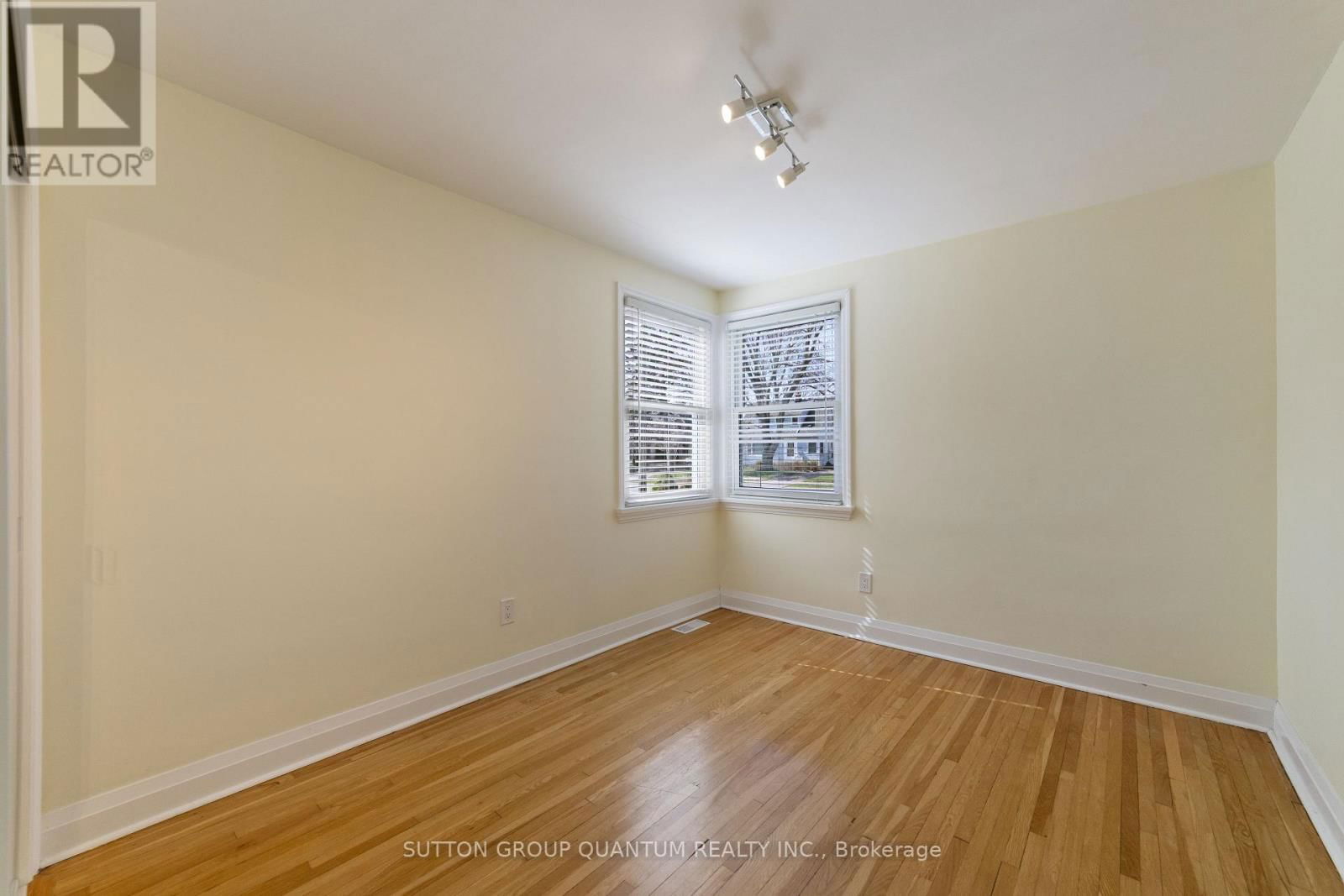407 QUEEN MARY DRIVE Image 19
