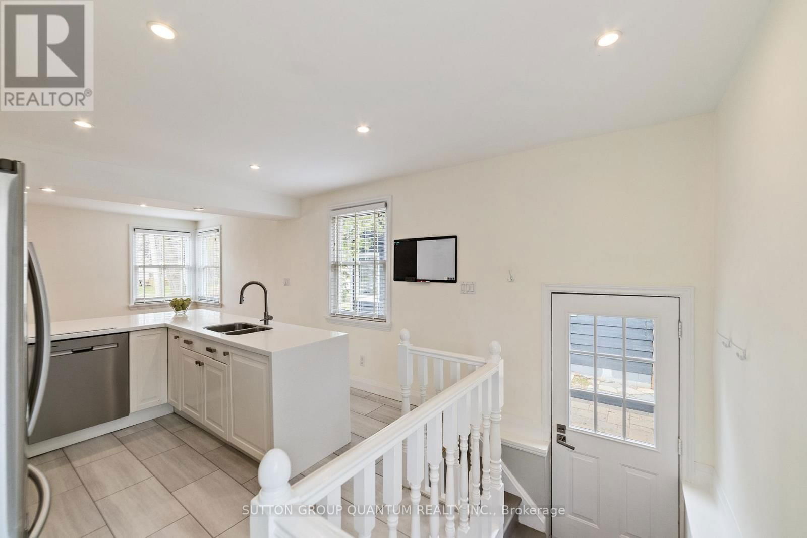 407 QUEEN MARY DRIVE Image 23