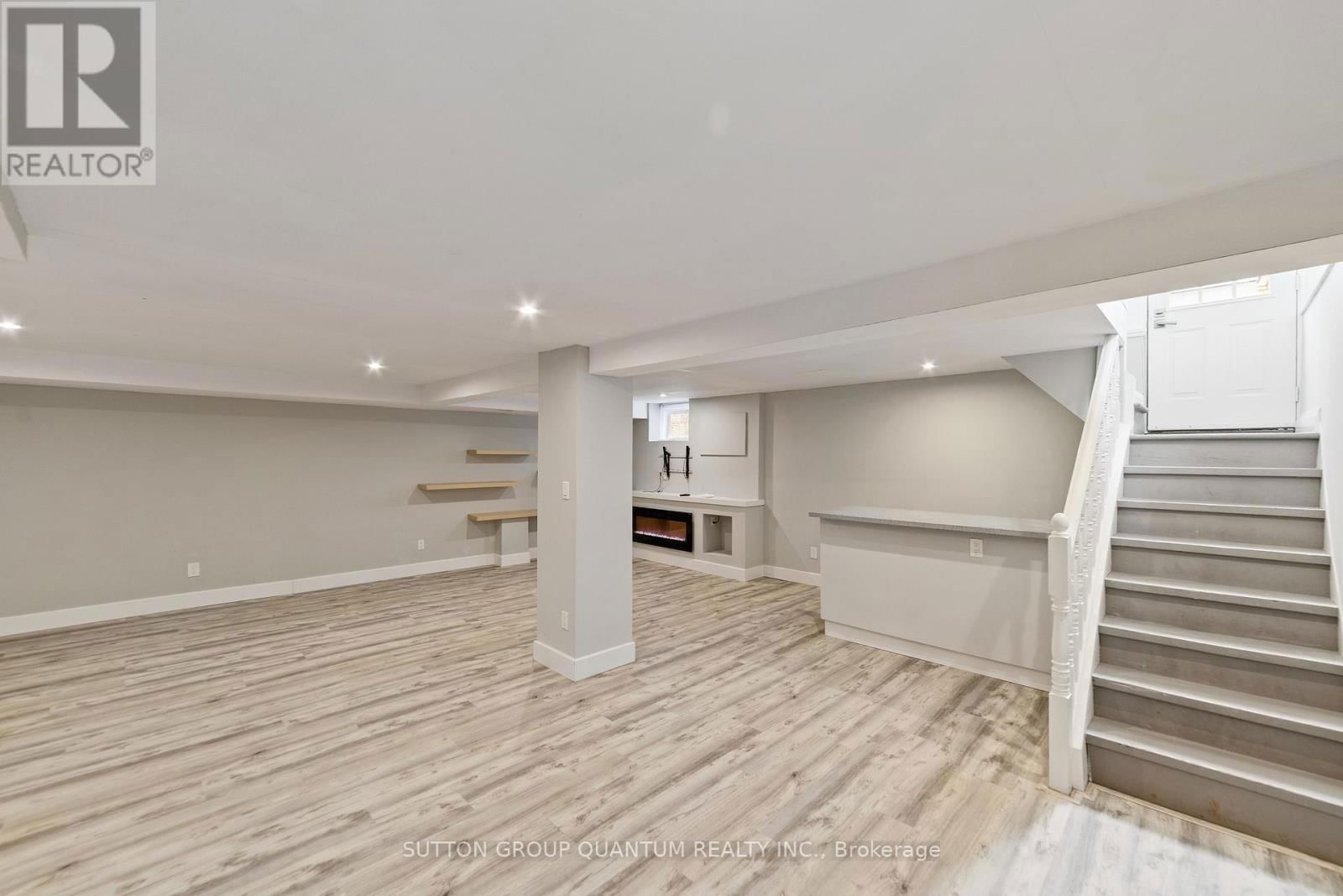 407 QUEEN MARY DRIVE Image 24