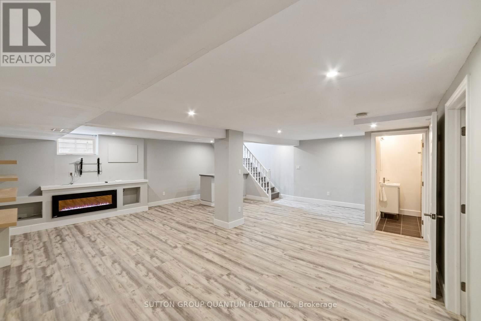 407 QUEEN MARY DRIVE Image 25