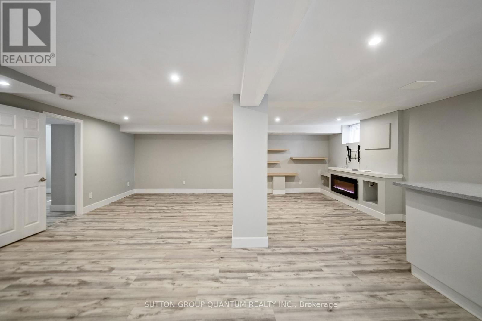 407 QUEEN MARY DRIVE Image 28