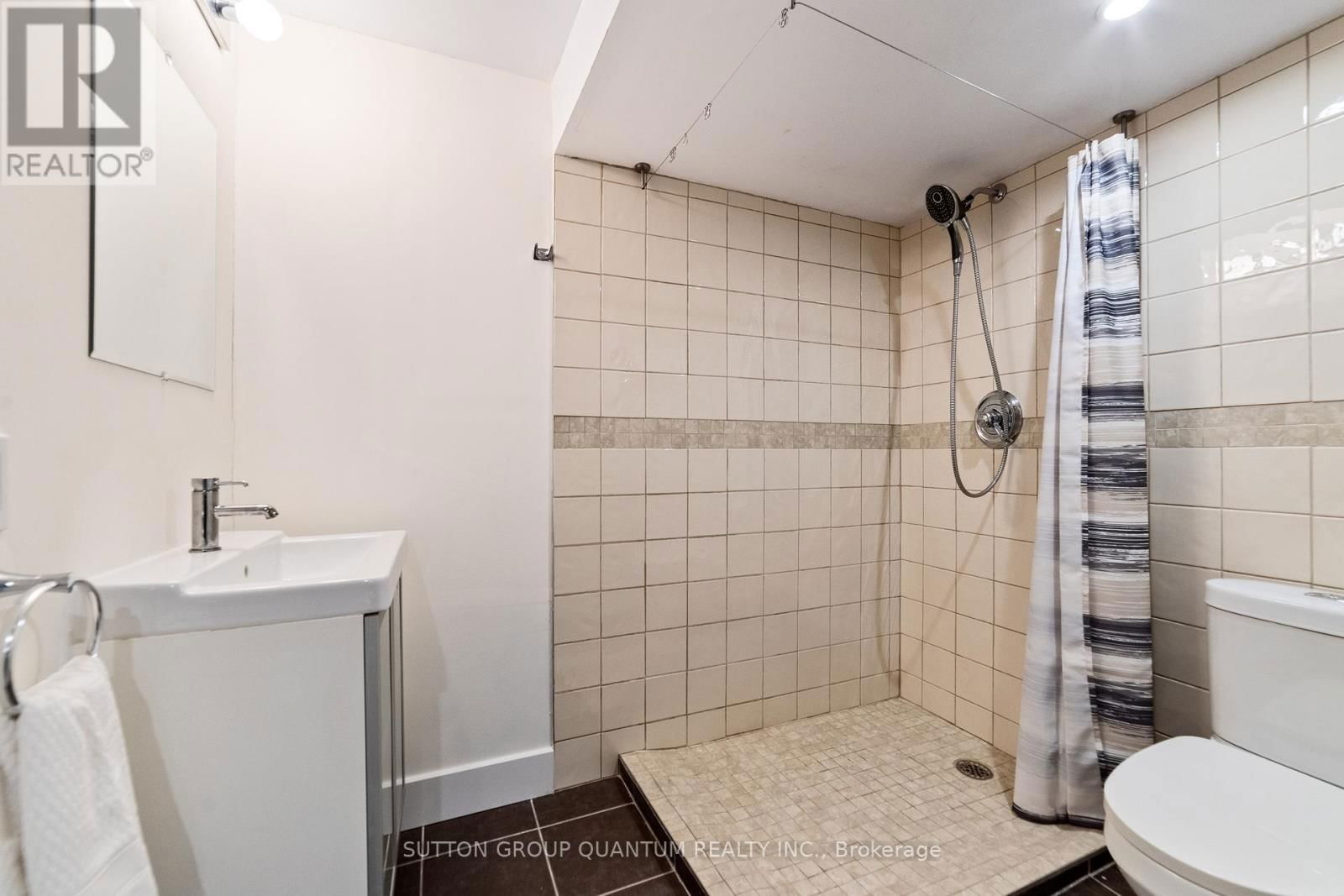 407 QUEEN MARY DRIVE Image 32