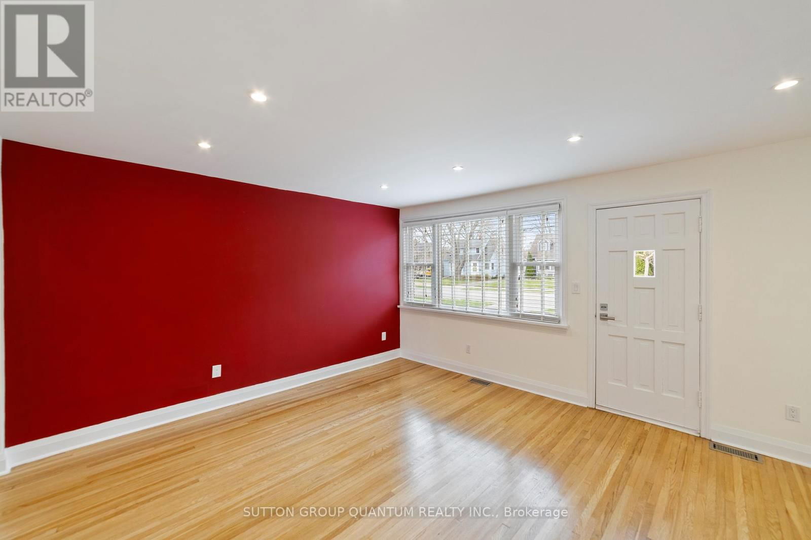 407 QUEEN MARY DRIVE Image 9