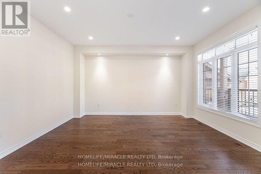 84 ROULETTE CRESCENT Image 10