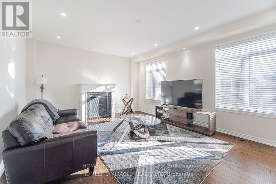 84 ROULETTE CRESCENT Image 16