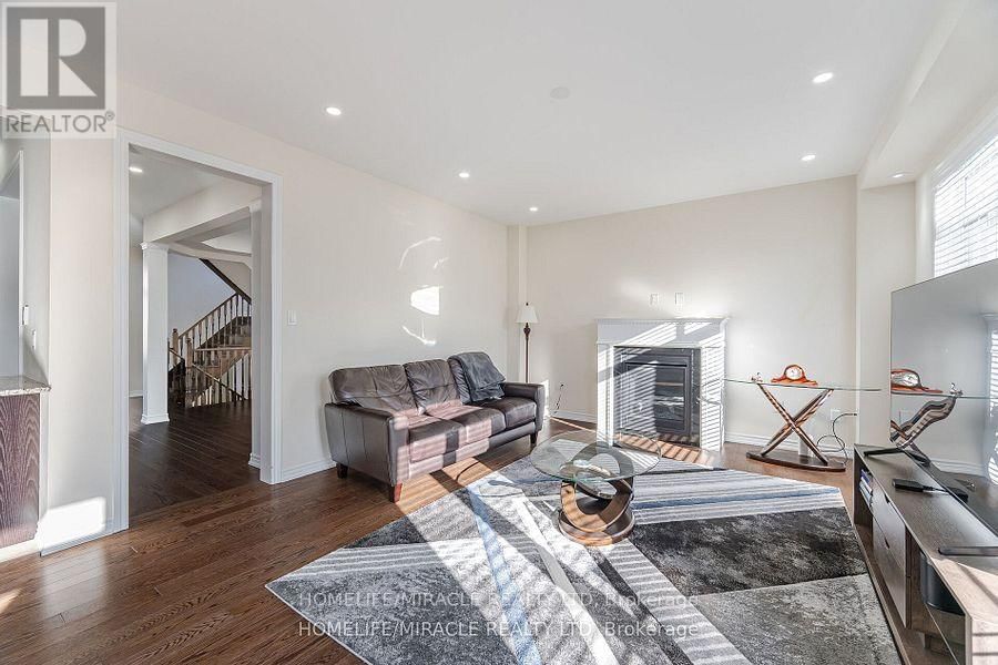 84 ROULETTE CRESCENT Image 17
