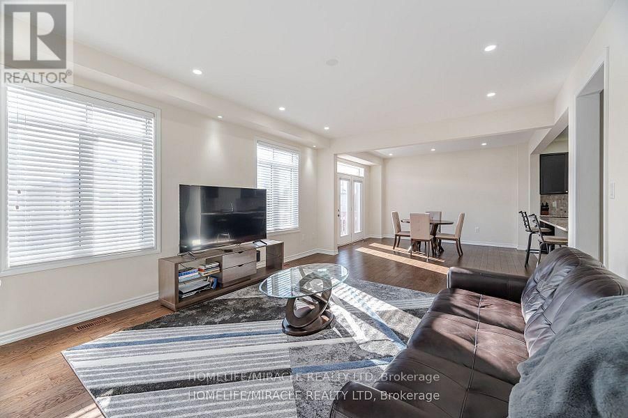 84 ROULETTE CRESCENT Image 18