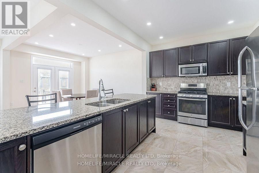84 ROULETTE CRESCENT Image 22